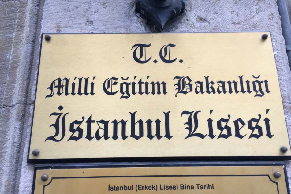Die türkische Schulleitung hat alles rund um das Thema Weihnachten verboten.