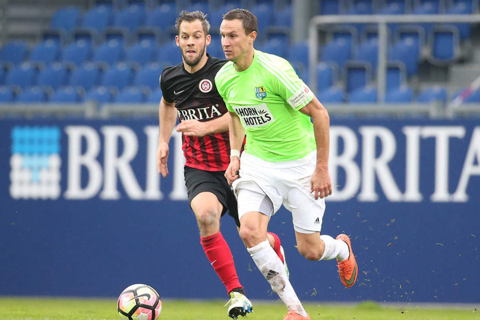 Brust raus und sofort präsent sein - das fordert Routinier Tim Danneberg vor
dem Auftritt in Erfurt. Hier kocht der Chemnitzer Wiesbadens Patrick Mayer ab.