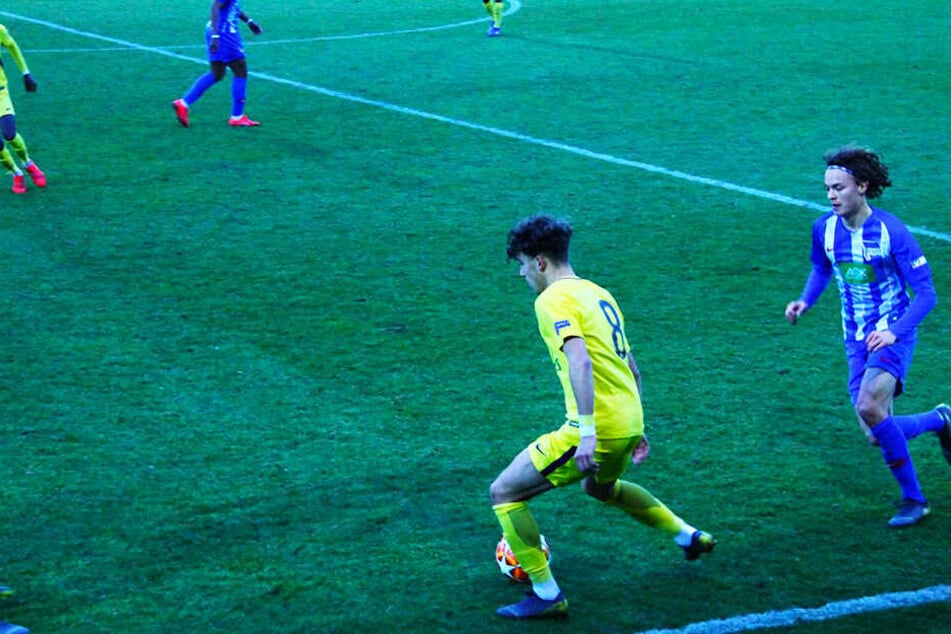 Der französische U17-Nationalspieler Adil Aouchiche (l.) im Duell mit Herthas laufstarkem Stürmer Ruwen Werthmüller.