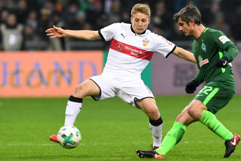 Bremens Fin Bartels (l.) kämpft gegen Stuttgarts Santiafo Ascacibar um den Ball.