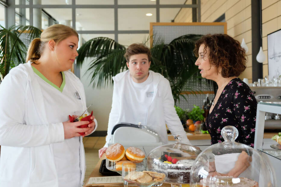 Pflegerin Miriam (l.) will nicht, dass ihre Mutter ihren sicheren Job aufgibt und ins Verderben steuert.