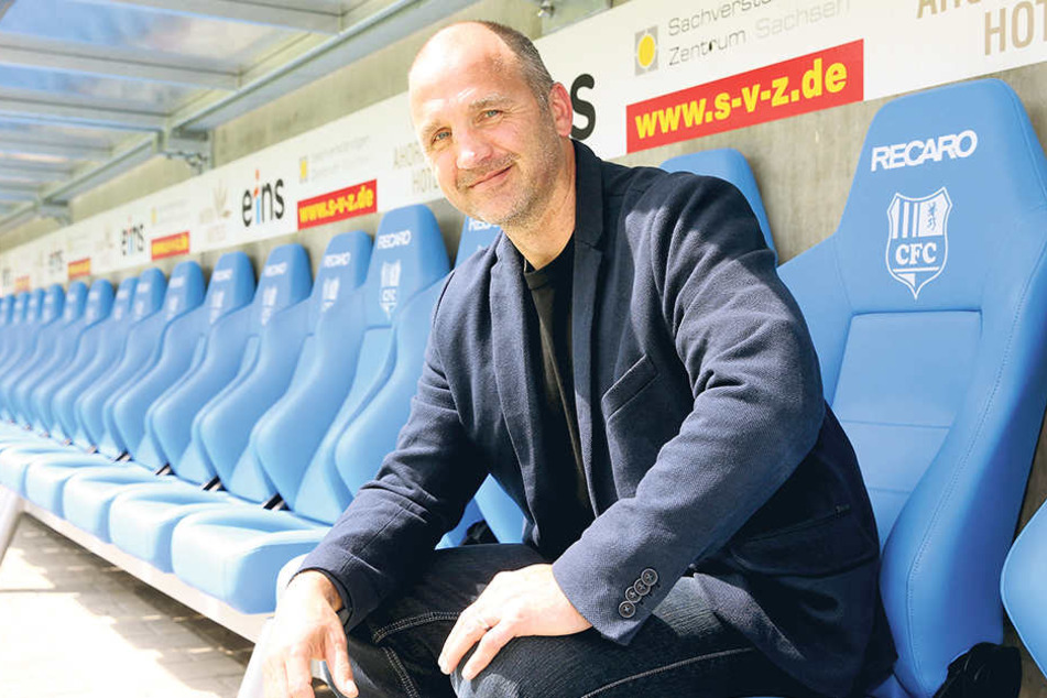Sport-Vorstand Steffen Ziffert zeigt ein breites Grinsen. Er ist optimistisch, dass der CFC kommende Saison in der 3. Liga spielen wird.