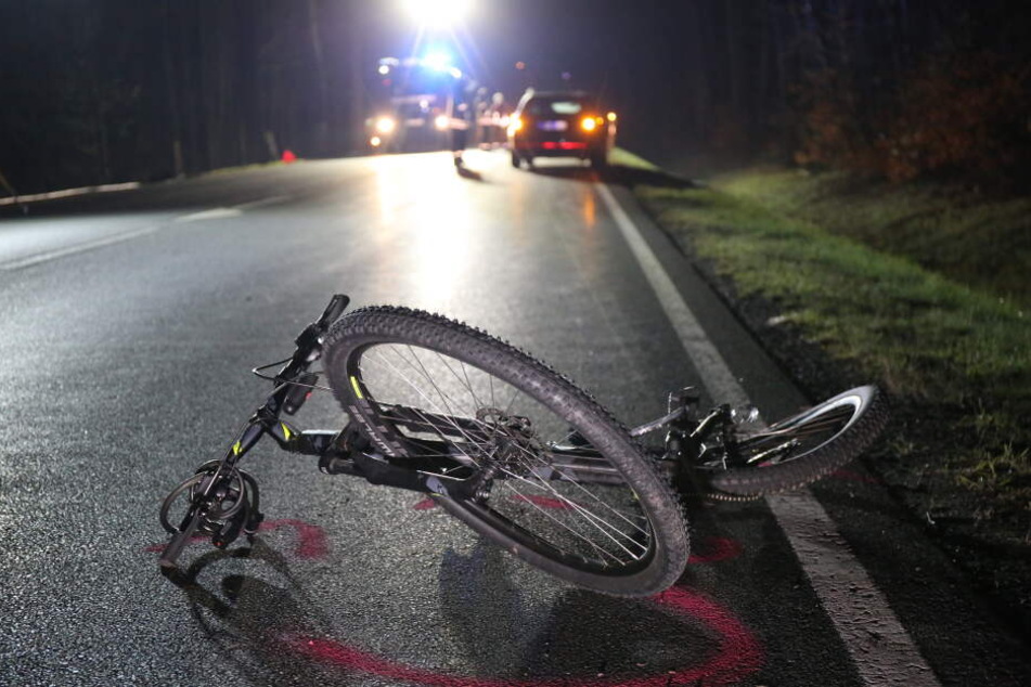 Der Radfahrer starb noch an der Unfallstelle.