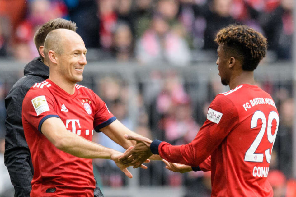 Kingsley Coman (r) verlässt für Arjen Robben vom FC Bayern München das Spielfeld.