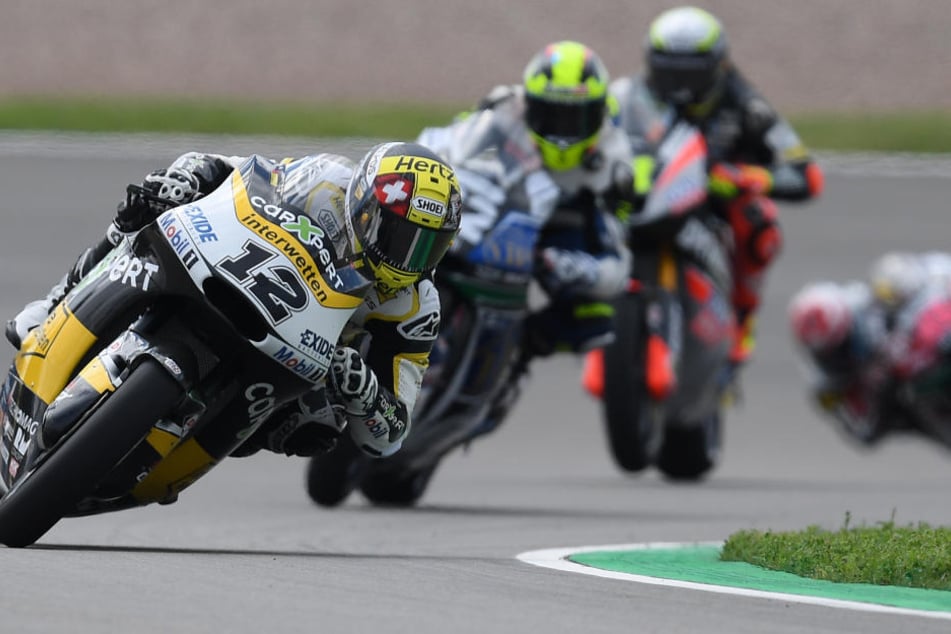 Der Schweizer Moto2 Fahrer Thomas Lüthi (vorn) vom CarXpert Interwetten Team im 1. freien Training auf der Strecke.