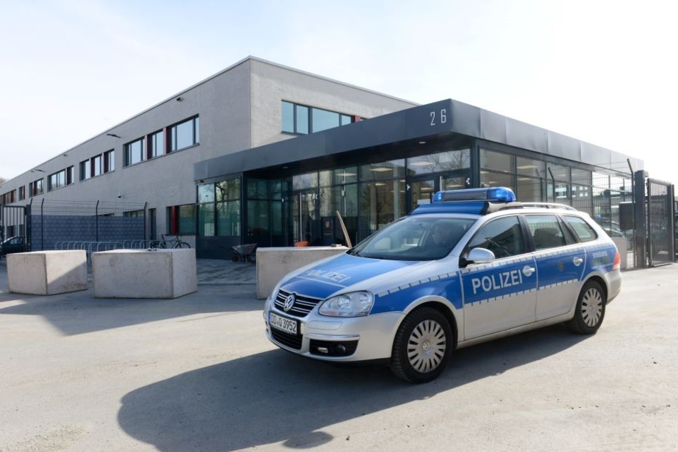 Streng bewacht und mit Lkw-Sperren gesichert: das Prozessgebäude am Hammerweg.