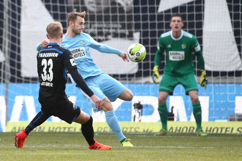 Lukas Boeder (l., Paderborn) gegen Jan Koch (Chemnitz).