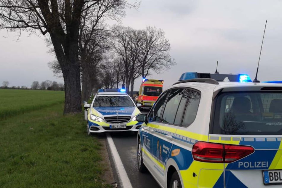 Polizeiautos stehen am Ort des Geschehens.
