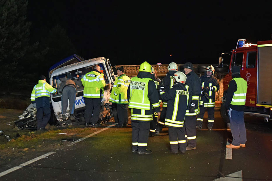 Zahlreiche Einsatzkräfte von Rettungsdienst, Feuerwehr und Polizei sicherten die Unfallstelle und kümmerten sich um die Verletzten.