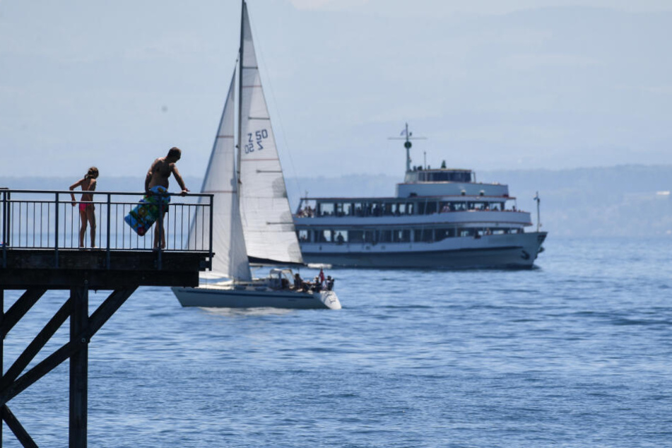 Insgesamt mussten 13 Fahrgäste und fünf Besatzungsmitglieder das Schiff verlassen. (Symbolbild)
