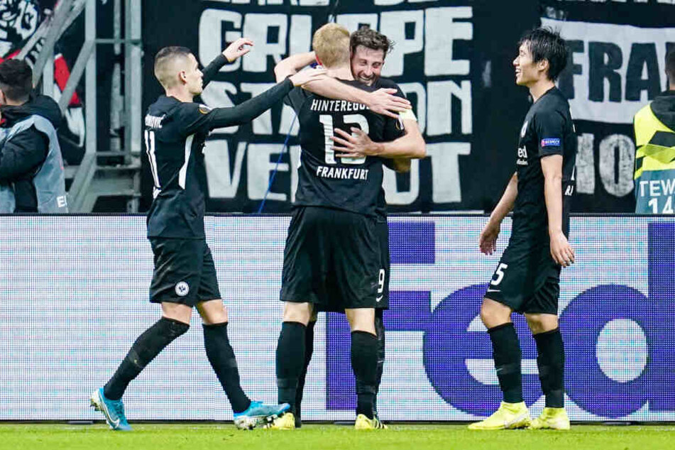 Mijat Gacinovic (Li.), Daichi Kamada (Re.), David Abraham (Mi. h.) und Martin Hinteregger bejubeln dessen Treffer zum zwischenzeitlichen 2:0 für die Eintracht.