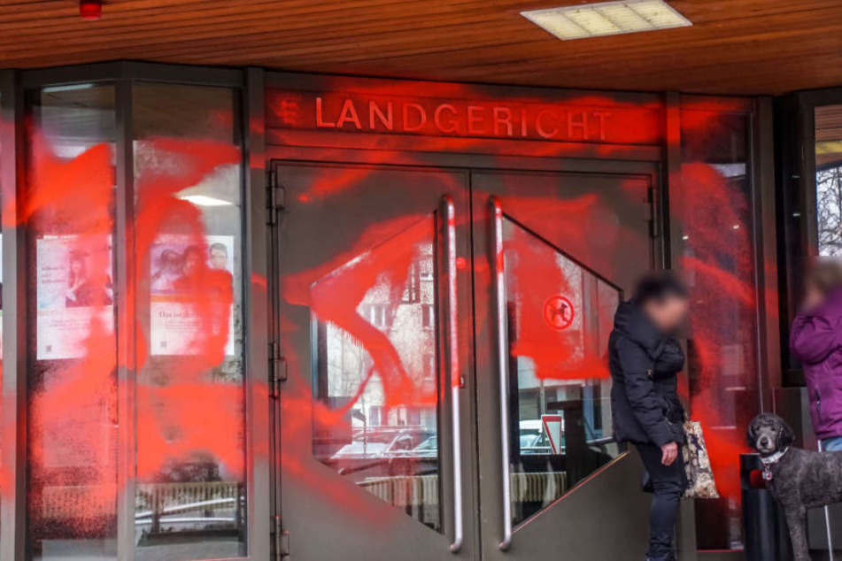 Großflächig beschmierten die Täter den Eingangsbereich mit Farbe.