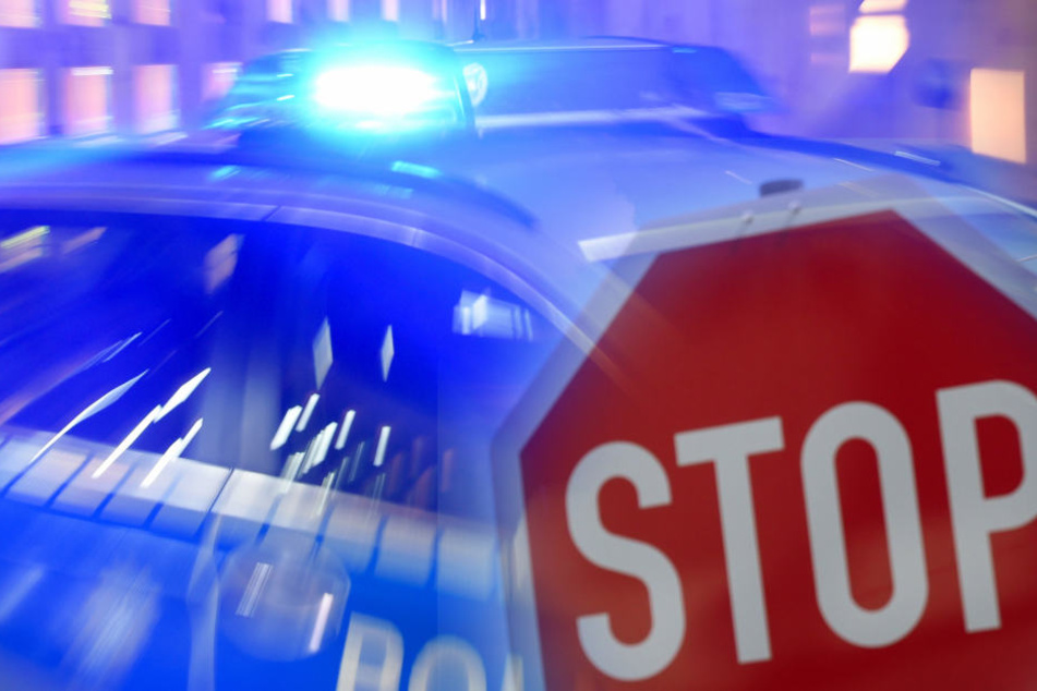 Der Motorradfahrer prallte gegen ein Verkehrsschild und verletzte sich dabei lebensgefährlich (Symbolbild)