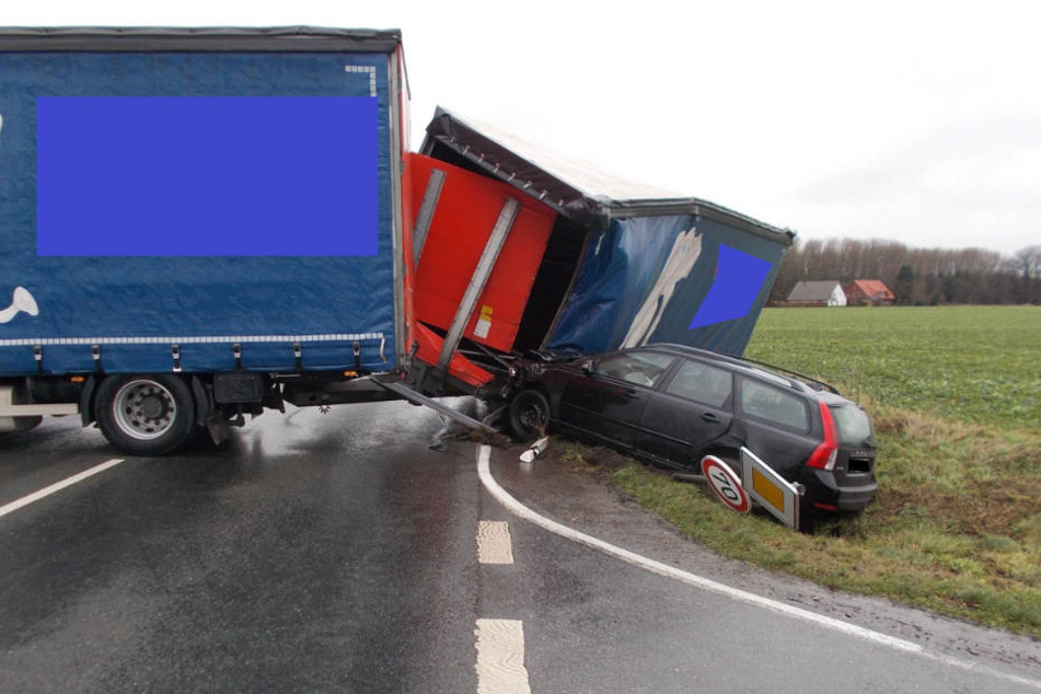 Der Anhänger des Lkw geriet völlig außer Kontrolle.