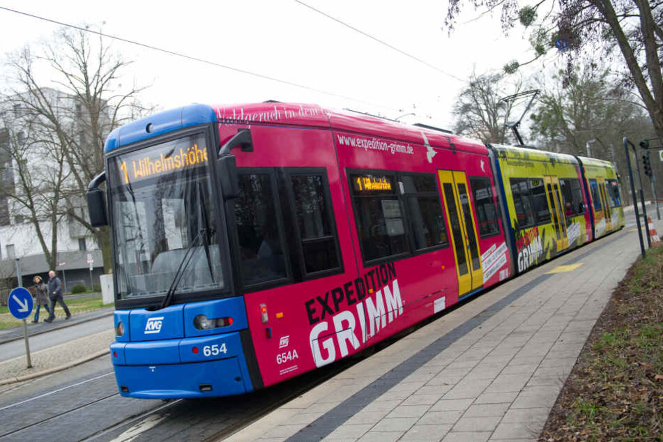 Die Straßenbahn erfasste den Rentner an der Hüfte. (Symbolbild)