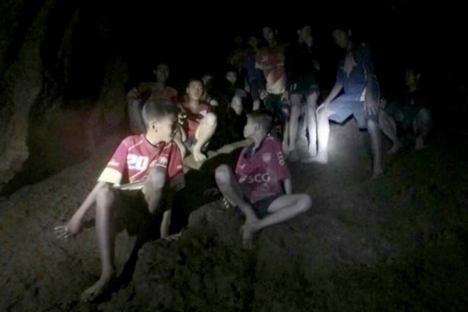 Die mehr als eine Woche lang in einer Höhle in Thailand vermissten zwölf Jugendfußballer warten auf ihre Rettung.