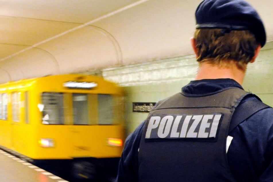Alarmierte Polizisten nahmen den Mann schließlich fest. (Symbolbild)