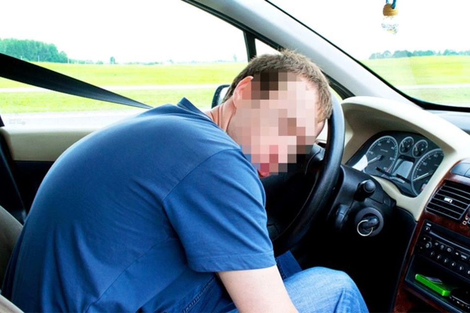 Der Mann schlief eine gute Stunde, während sein Wagen im Leerlauf lief. (Symbolbild)