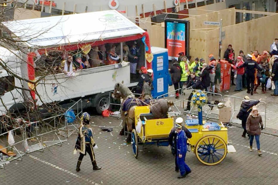 Im Kölner Rosenmontagszug 2018 ist eine Pferdekutsche durchgegangen.