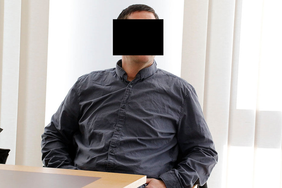 Heiko U. (47) soll seine Mitarbeiterin heimlich auf dem Damenklo gefilmt haben. Das Amtsgericht verurteilte ihn zu einer Geldstrafe von 3 600 Euro.