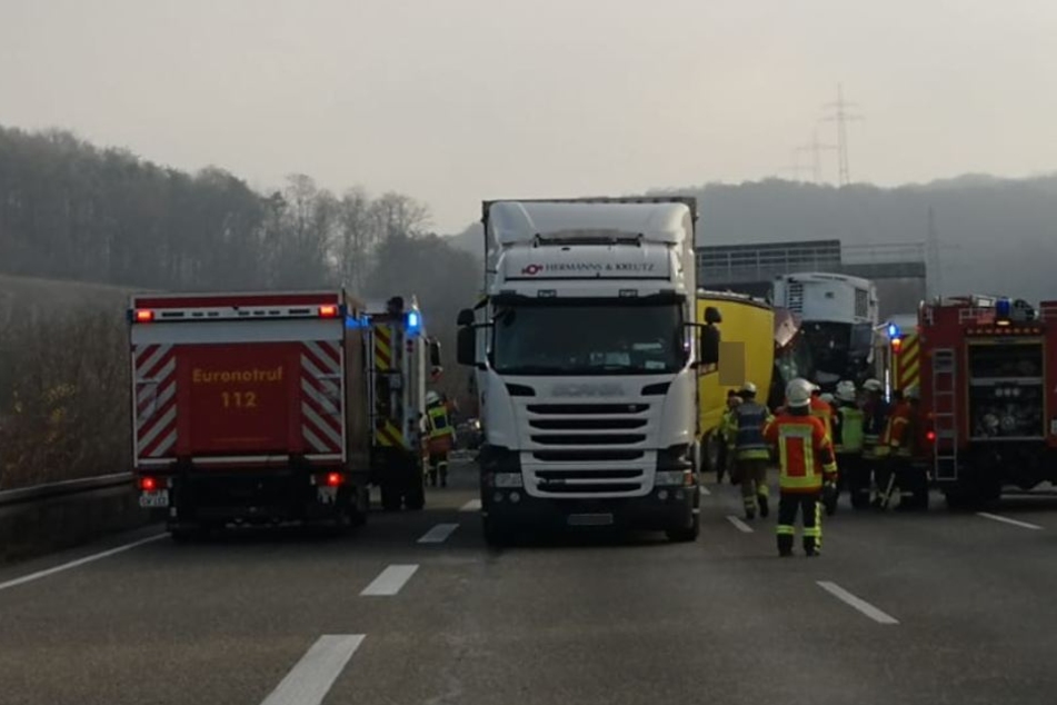 Insgesamt waren vier LKW am Unfall beteiligt.
