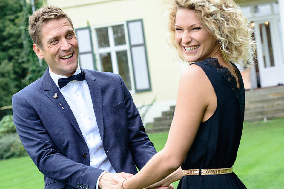 Seit drei Monaten sind Peer
Kusmagk (41) und Janni Hönscheid (29) ein Paar. Ab sofort wollen sie gemeinsam
die Welt erobern.