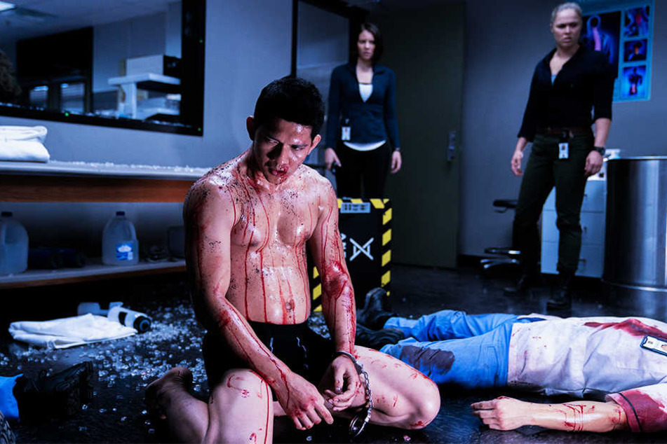 Li Noor (vorne-links, Iko Uwais) musste sich gut ausgebildeter Gegner in einem Kampf auf Leben und Tod erwehren. Alice Kerr (hinten-links, Lauren Cohan) und Sam Snow (r., Ronda Rousey) von Overwatch staunen nicht schlecht.