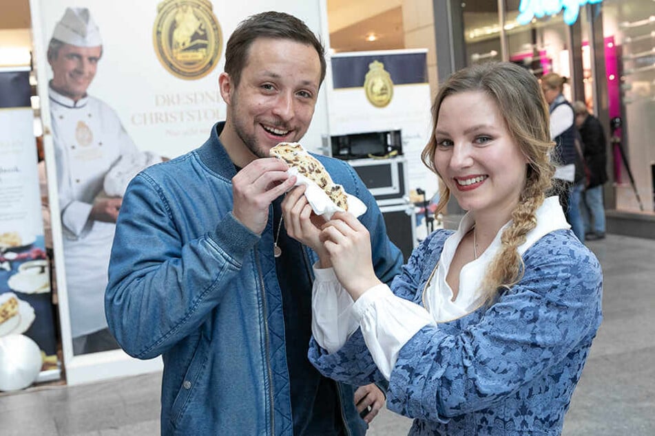 Zum Anbeißen! Stollenmädchen Lina Trepte (18) ließ TAG24-Redakteur Sebastian ein Stück vom Stollen naschen.