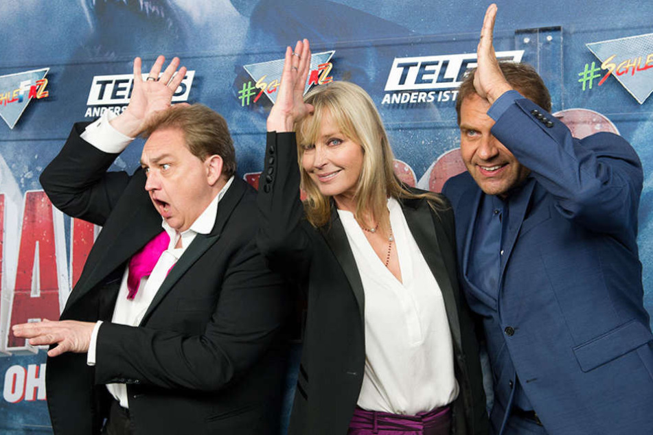 Oliver Kalkofe (l-r), die amerikanische Schauspielerin Bo Derek und Peter Rütten posieren in Berlin bei der Premiere des Films "Die schlechtesten Filme aller Zeiten: Sharknado 3".
