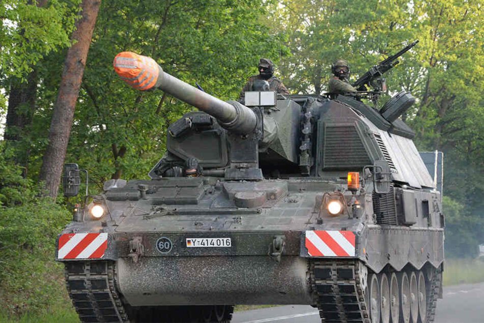 Zu den 400 Fahrzeugen zählen auch zahlreiche Panzer.
