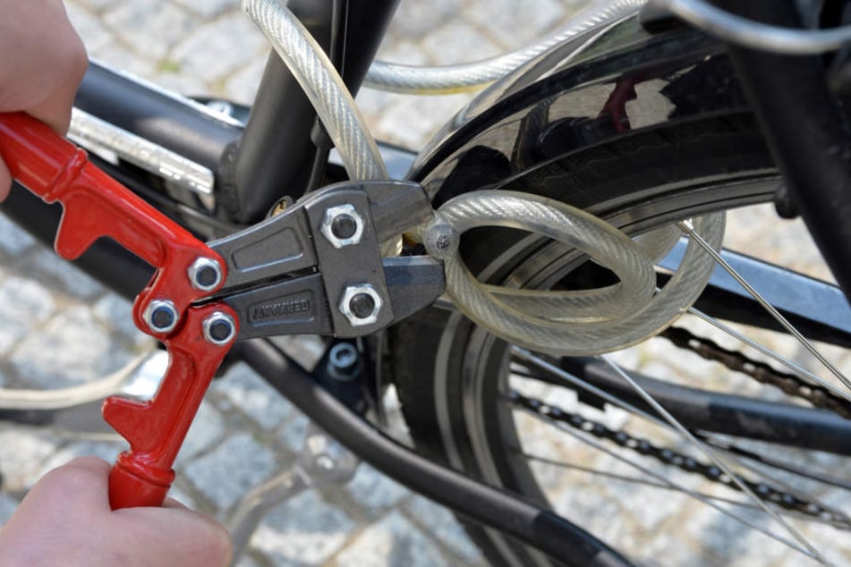 Als der 29-Jährige aus dem Supermarkt kam, sah er, wie sich jemand an seinem Fahrrad zu schaffen machte. (Symbolbild)