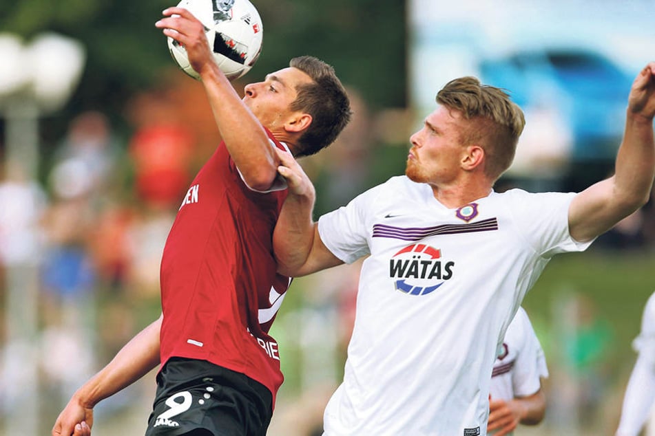 Angelt sich Dynamo Artur Sobiech (l.)? Vergangene Saison kickte er mit Hannover 96 gegen Aue. Hier gewinnt er ein Luftduell gegen Steve Breitkreuz.