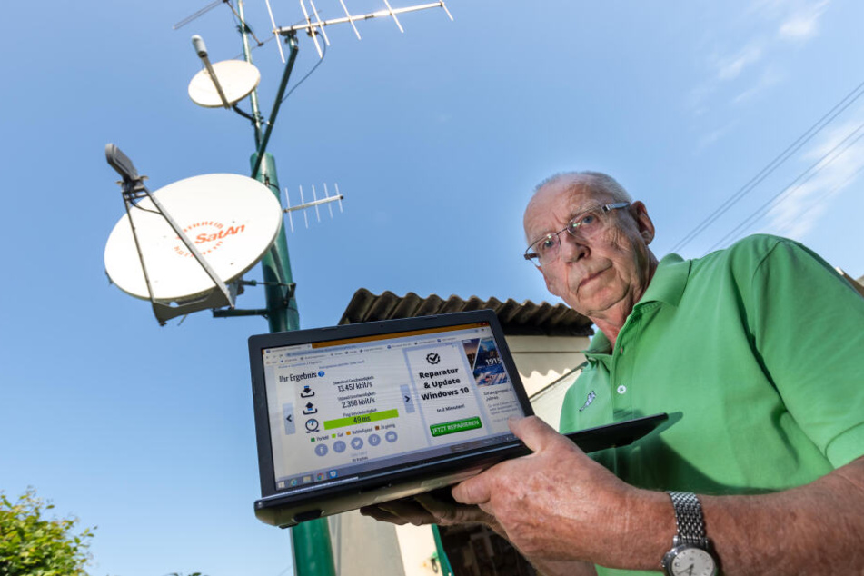 Auf dem Laptop prüft Gerd Anke die Internetgeschwindigkeit - 13,4 Mbit ist ihm viel zu langsam.