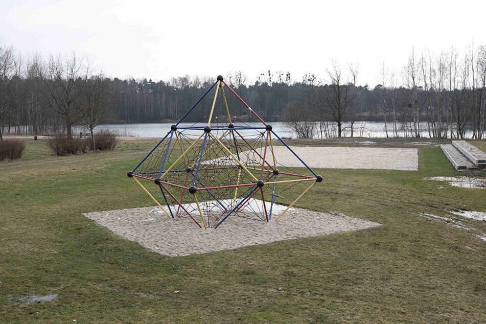 Der Spielplatz am See ist beliebter Treffpunkt für Kinder und Mütter im Ort.