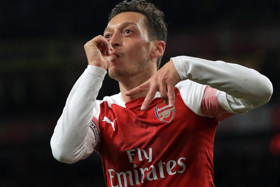 Özil bejubelt seinen Treffer gegen Leicester City. Er ist nun der erfolgreichste Deutsche der Premier League.