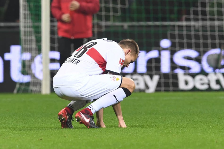 Stuttgarts Holger Badstuber hockt nach dem Abpfiff des Spiels auf dem Platz.