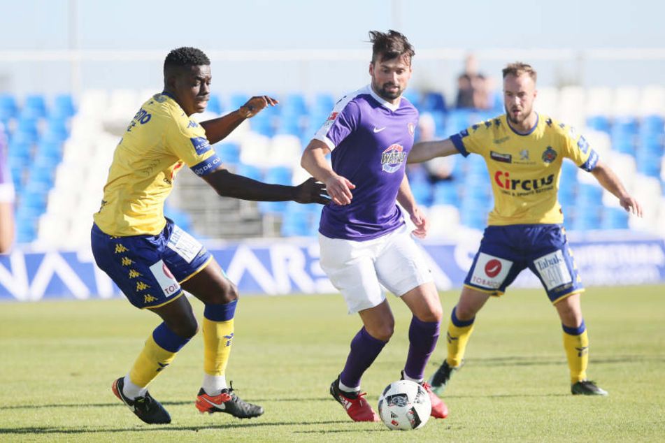 Neuzugang Albert Bunjaku (M.) war erstmals im Veilchen-Trikot zu sehen. Er spielte im Sturm neben Pascal Köpke.