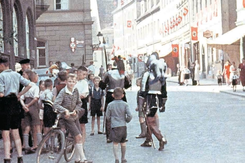 Eine der privat gefilmten Szenen: Moment des Alltags in einer Stadt zur Nazizeit.