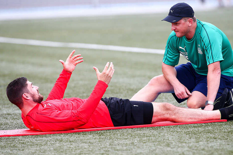 Johannes Brinkies (l.) darf sich noch nicht überlasten, Physio Sven Schubert passt da aber natürlich auf.