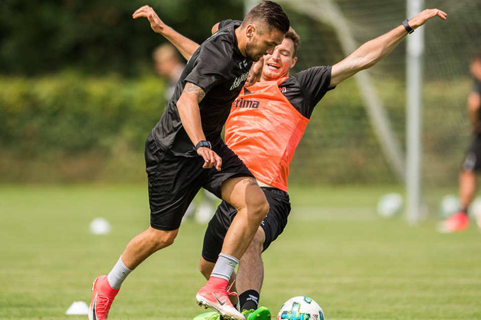 Florian Ballas (hint.) während des Camps in Bad Gögging beim Trainingspiel im Zweikampf mit Pascal Testroet.