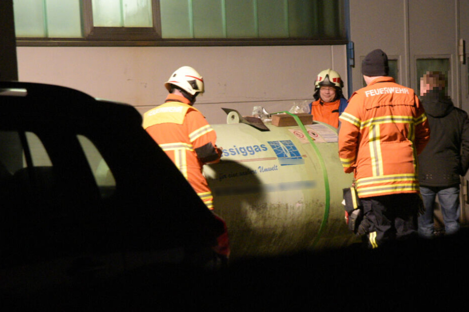 Feuerwehrleute am beschädigten Gasbehälter.