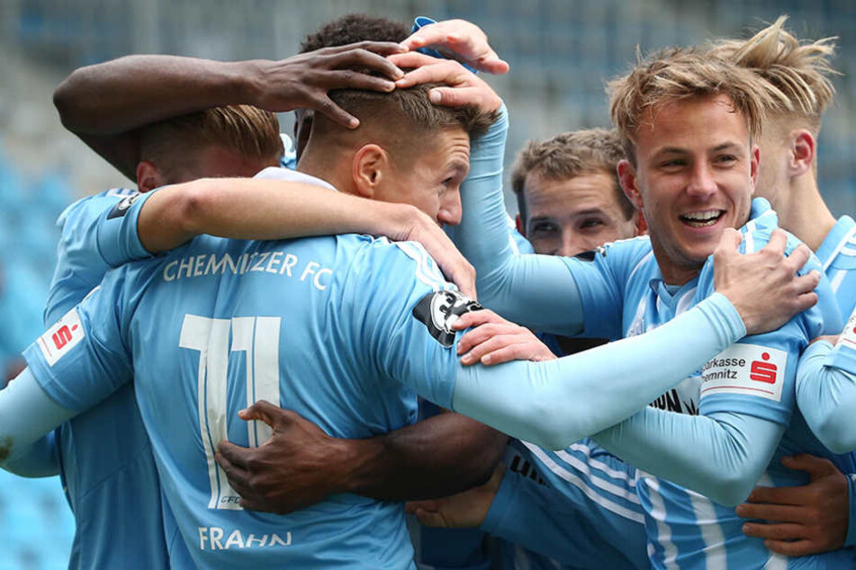Jubel bei den Chemnitzern: Daniel Frahn ballert den CFC zum 1:0. Doch am Ende stand nur ein Unentschieden.