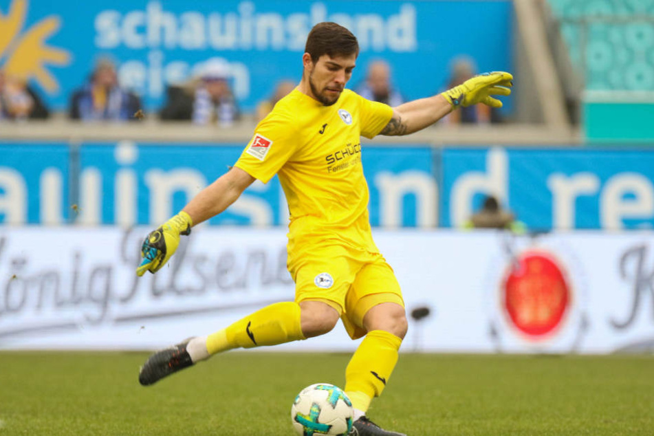 Arminias Torwart bekommt von Trainer und Mitspielern viel Lob.