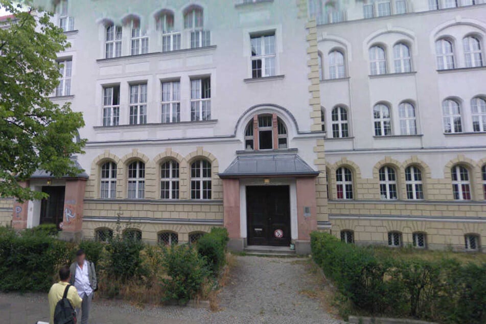 Der Junge besucht die Gesamtschule Friedenau.