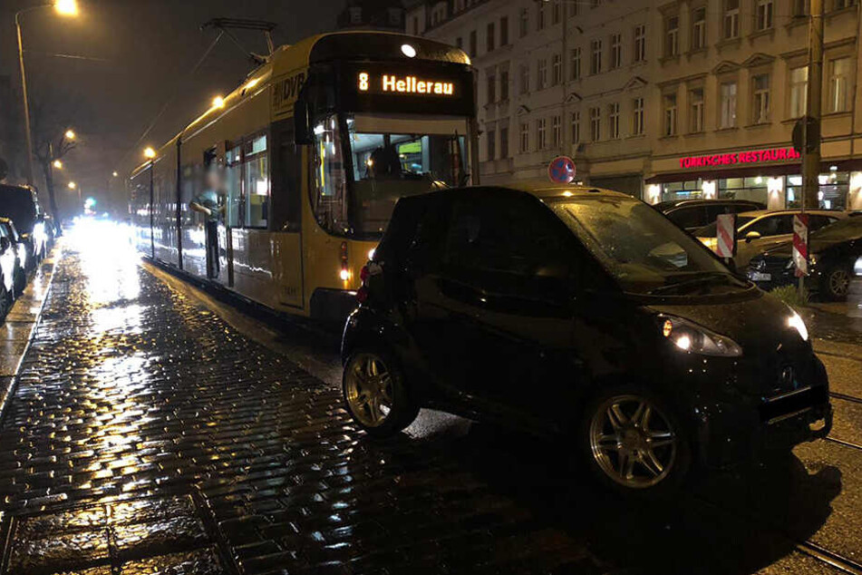 Auf der Königsbrücker Straße krachten ein Auto und ein Krad zusammen.