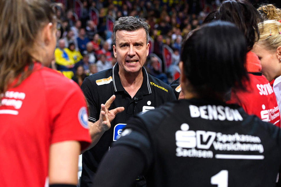 Chefcoach Alex Waibl (M.) weiß, seinem DSC steht heute ein heißer Tanz bevor.