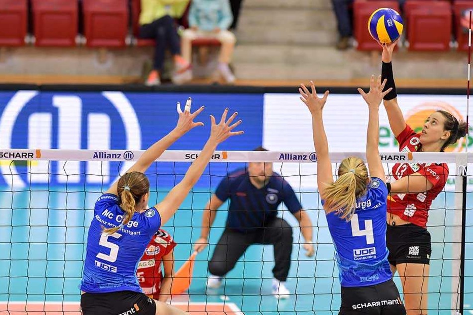 DSC-Ass Maria Segura (r.) versucht den Ball am Stuttgarter Block vorbeizulegen. Im Pokal hatte sie damit wenig Erfolg.