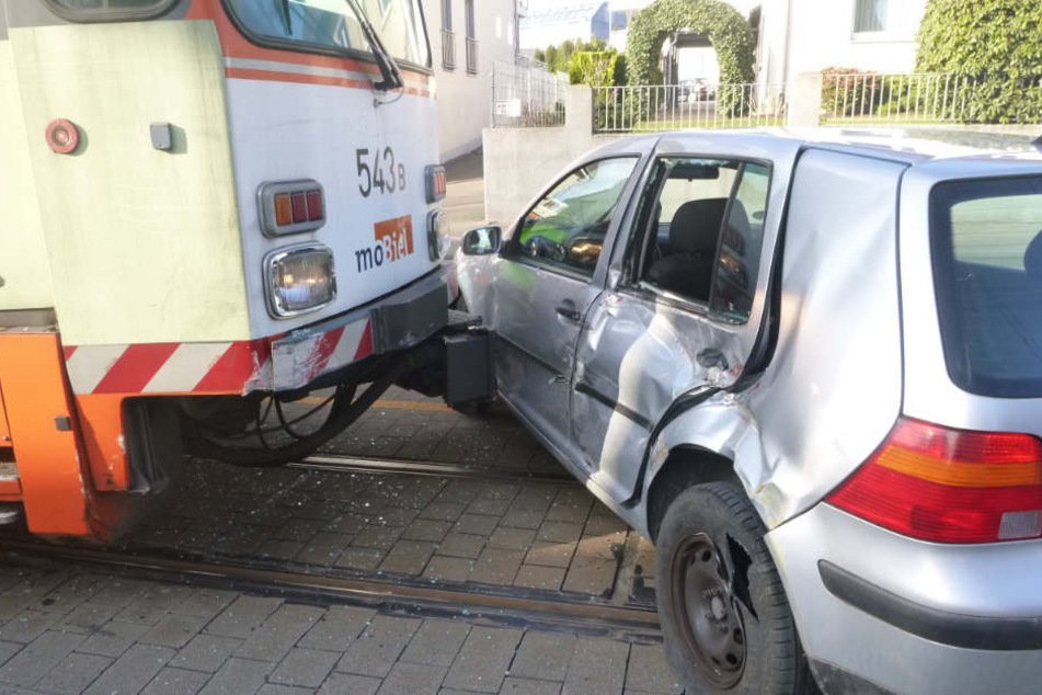 Beim Umkehren rammte das Fahrzeug die Bahn.