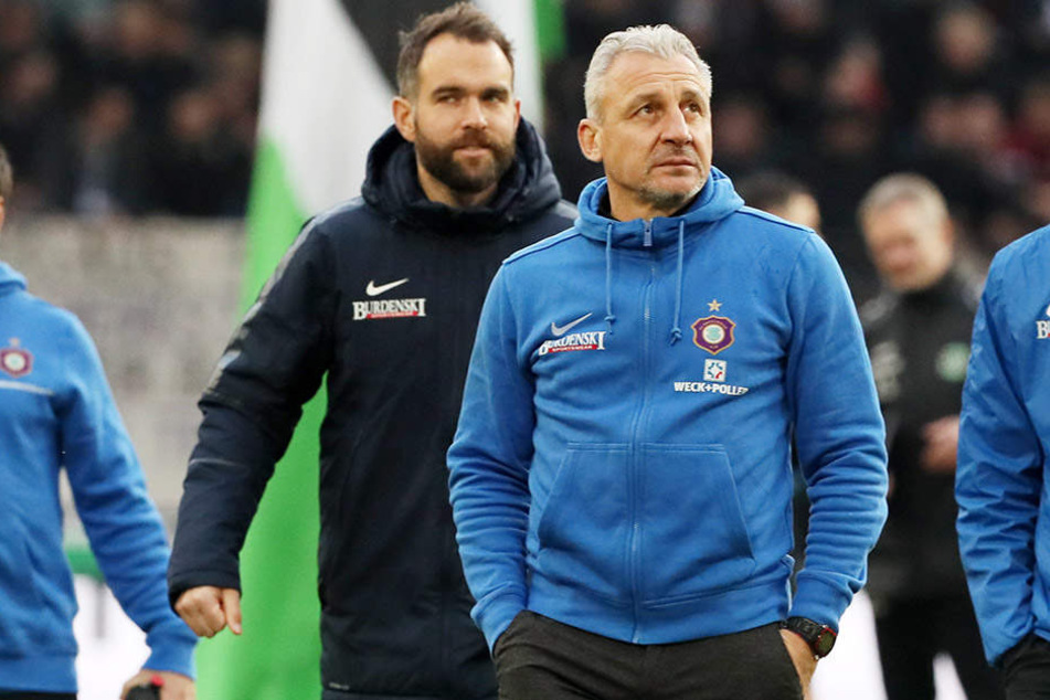 Sucht FCE-Trainer Pavel Dotchev
(re., hier mit Torwart-Coach Max Urwantschky) Beistand von oben? Die Serie an
Niederlagen ist ihm unheimlich. Aber er gibt auch Fehler zu.