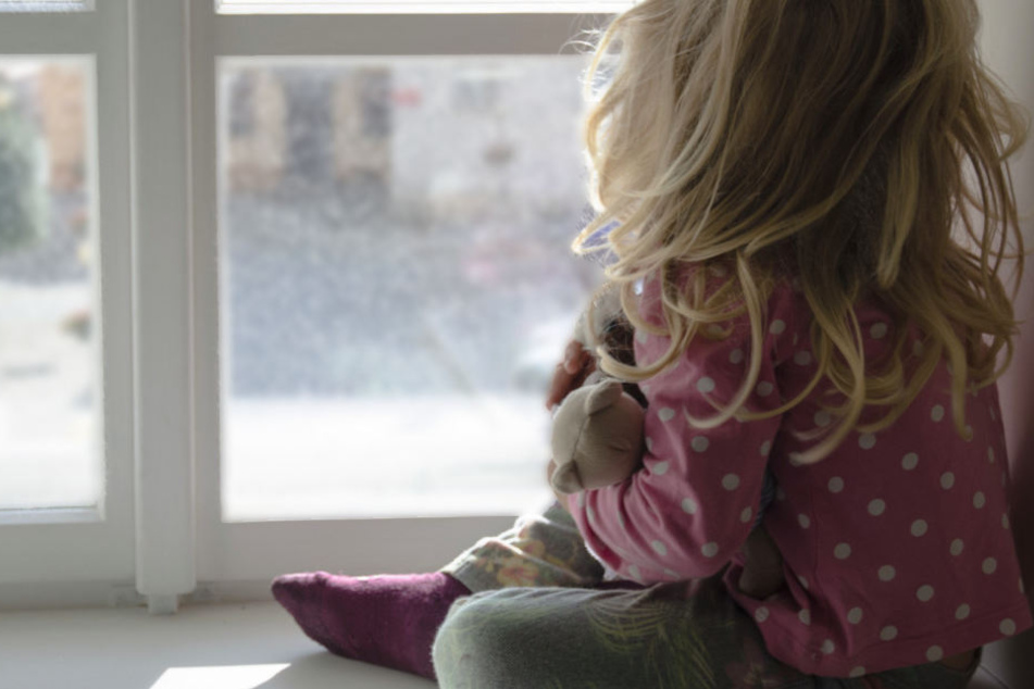 Ein Mädchen hatte bei einem Sturz aus einem Fenster großes Glück. (Symbolbild)